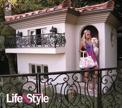 Paris Hilton Dogs live in a Dog House worth Rs.2 Crore and strictly wear PAWDA.